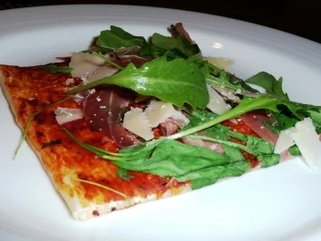 Pizza mit Parmaschinken und Rucola - Rezept