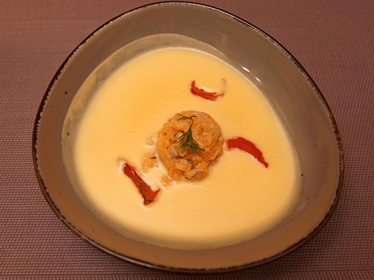 Weiße Tomatensuppe mit Lachspraline und getrockneten Tomatenfilets ...