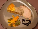 Pilztorte, Lachsbraten, glasierte Möhrchen und Zuckererbsen - Rezept - Bild Nr. 14833