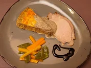 Pilztorte, Lachsbraten, glasierte Möhrchen und Zuckererbsen - Rezept - Bild Nr. 14833