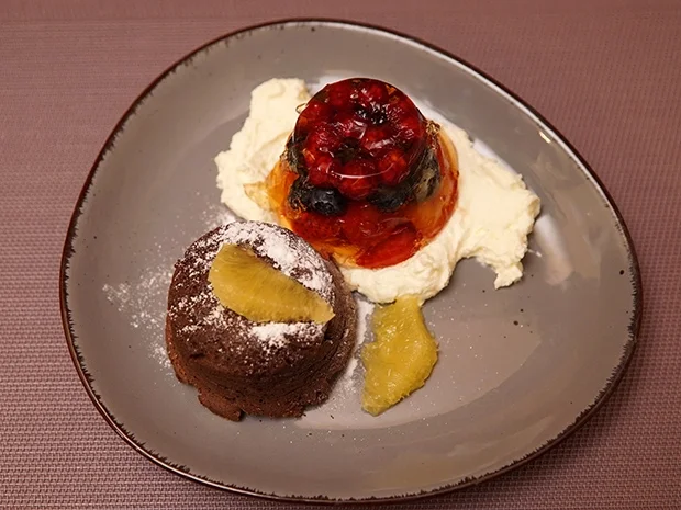 Rezept: Schokoküchlein mit flüssigem Kern und Beerensülze auf Sahne-Quarknest Bild Nr. 2 Schokoküchlein mit flüssigem Kern und Beerensülze auf Sahne-Quarknest - Rezept - Bild Nr. 2