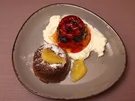 Schokoküchlein mit flüssigem Kern und Beerensülze auf Sahne-Quarknest - Rezept - Bild Nr. 2