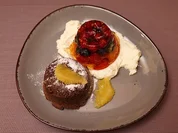 Schokoküchlein mit flüssigem Kern und Beerensülze auf Sahne-Quarknest - Rezept - Bild Nr. 2