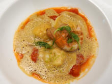 Krustentier-Ravioli mit Jus de crustacés und Kirschtomaten - Rezept - Bild Nr. 14834