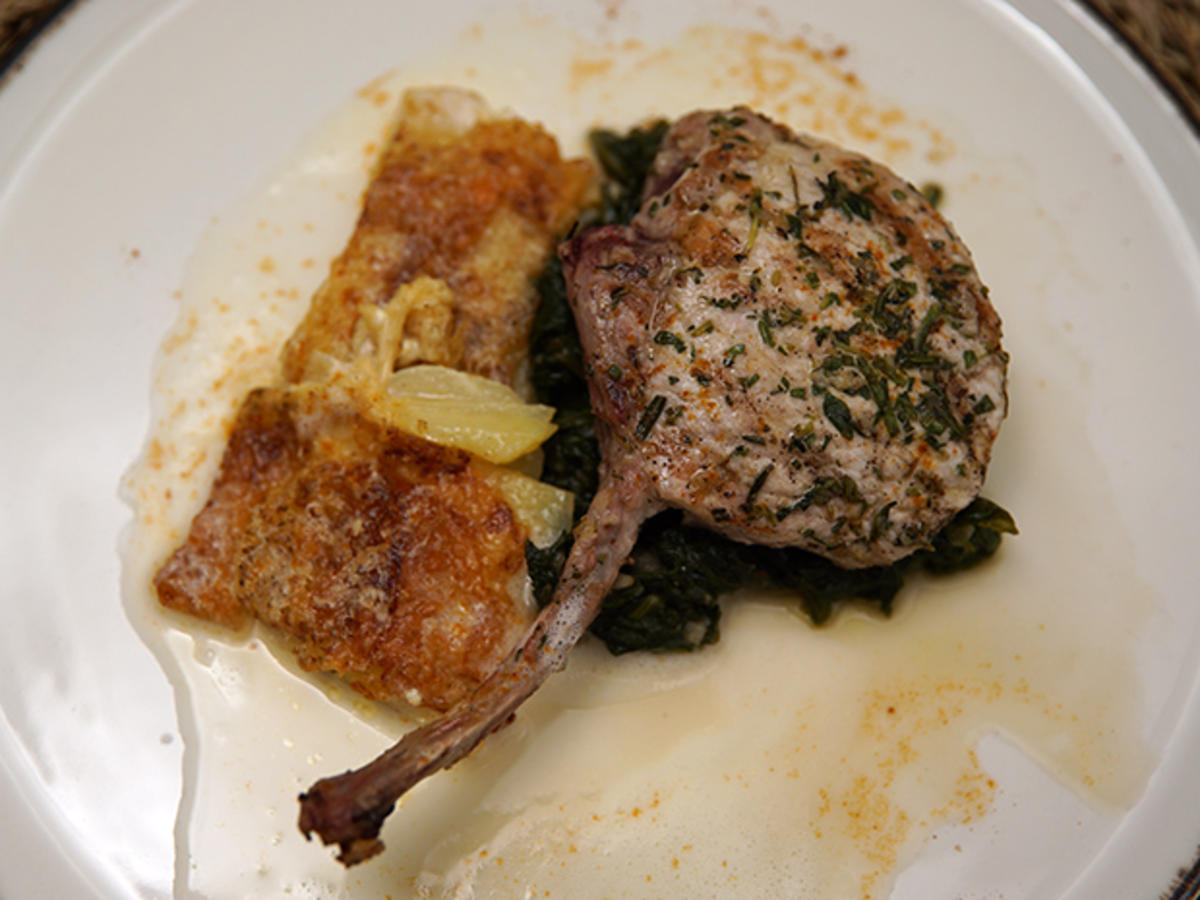 Kotelett vom Duroc Schwein vom Grill mit Kartoffelgratin, Blattspinat ...