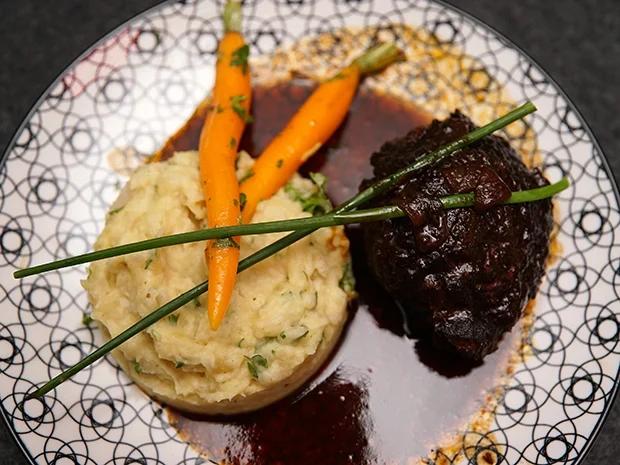 Rezept: Ochsenbäckchen in Rotwein geschmort Bild Nr. 2 Ochsenbäckchen in Rotwein geschmort - Rezept - Bild Nr. 2