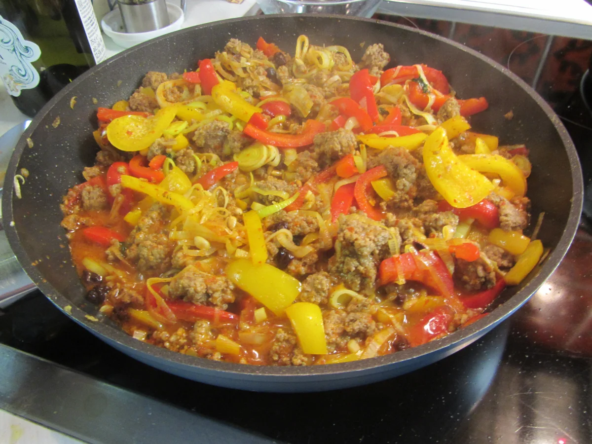 Hackfleischpfanne orientalisch mit Joghurtdip - Rezept - Bild Nr. 14835