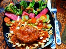 Saftige Frikadelle im Bandnudelbett mit Kailan-Gemüse - Rezept - Bild Nr. 2