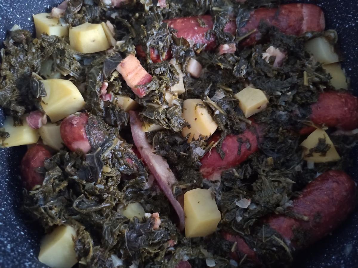 Frischer Grünkohl mit Mettenden und Kartoffeln als Eintopf - einfach ...