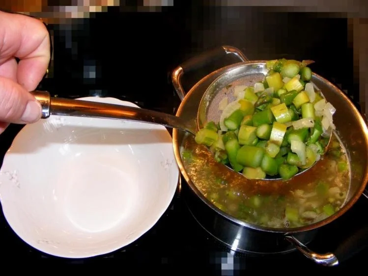 Rezept: Spargelsuppe von grünem Spargel mit Eierflocken Bild Nr. 14879 Spargelsuppe von grünem Spargel mit Eierflocken - Rezept - Bild Nr. 14879