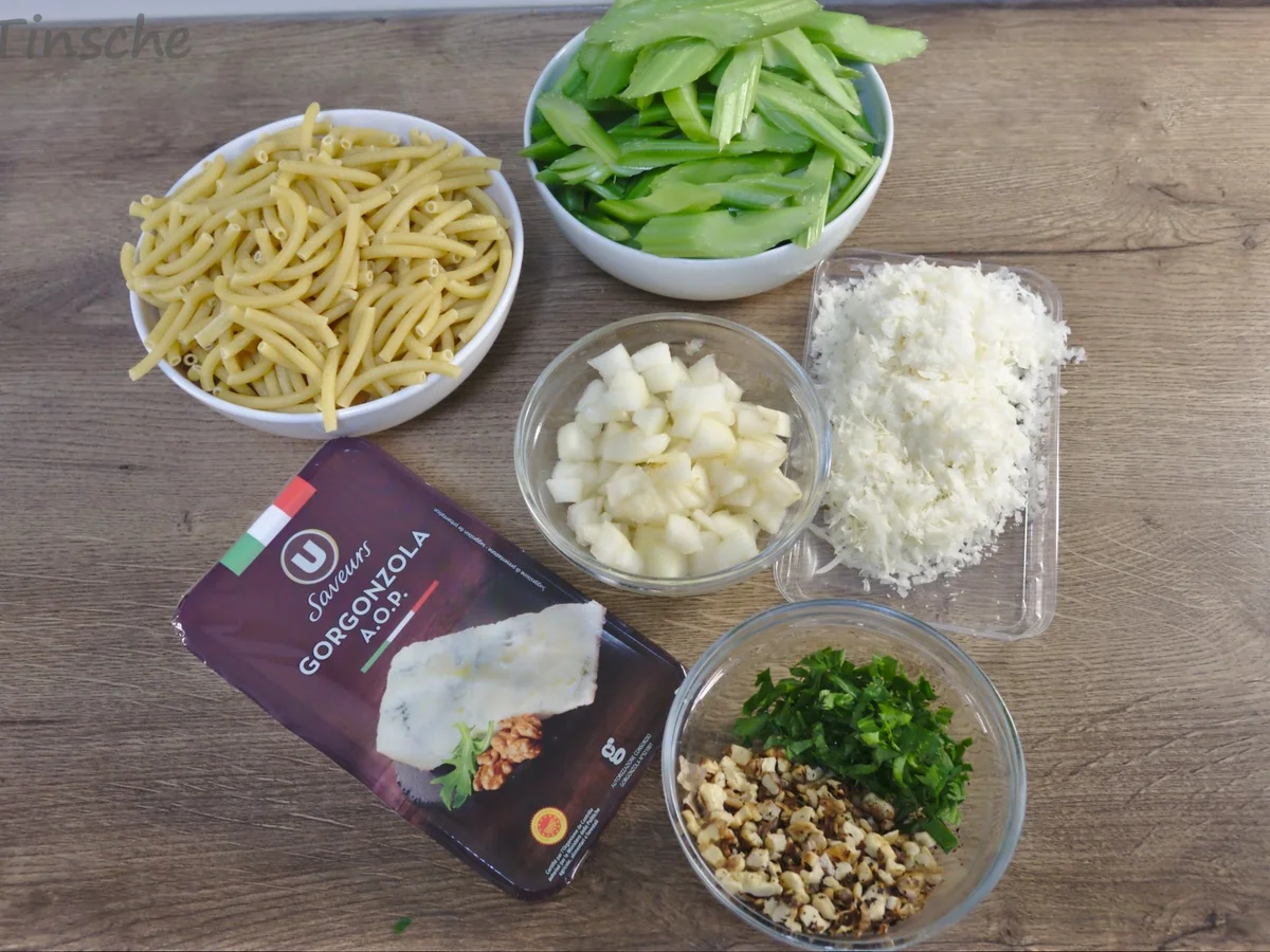Pasta mit Gorgonzolasoße, Staudensellerie, Walnuss & Birne - Rezept - Bild Nr. 14872