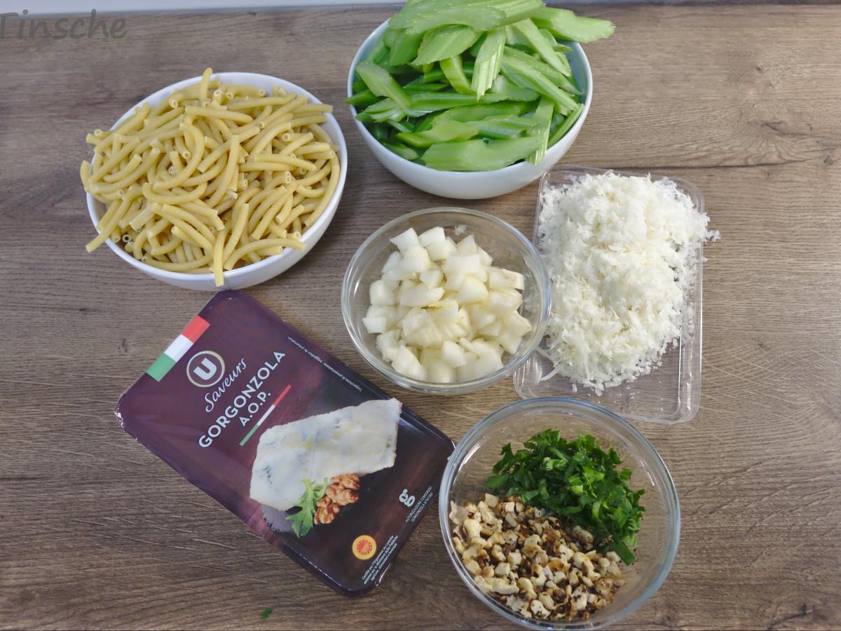 Pasta mit Gorgonzolasoße, Staudensellerie, Walnuss &amp; Birne - einfach ...