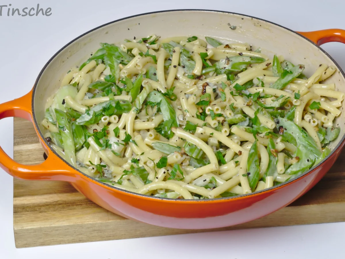 Pasta mit Gorgonzolasoße, Staudensellerie, Walnuss & Birne - Rezept - Bild Nr. 14873