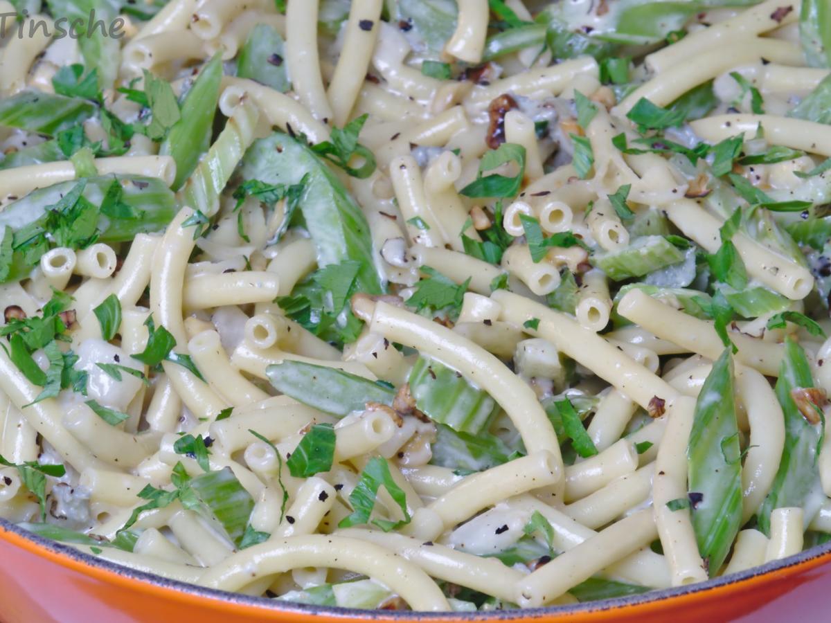 Pasta mit Gorgonzolasoße, Staudensellerie, Walnuss &amp; Birne - einfach ...