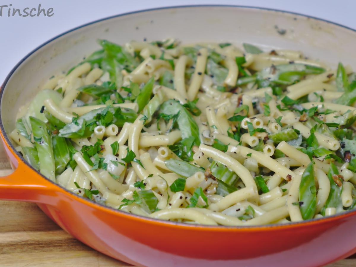 Pasta mit Gorgonzolasoße, Staudensellerie, Walnuss &amp; Birne - Rezept ...