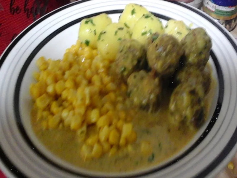 Mettbällchen in Curry-Sahne-Sauce, Buttermais und Koriander-Drillingen - Rezept - Bild Nr. 14880