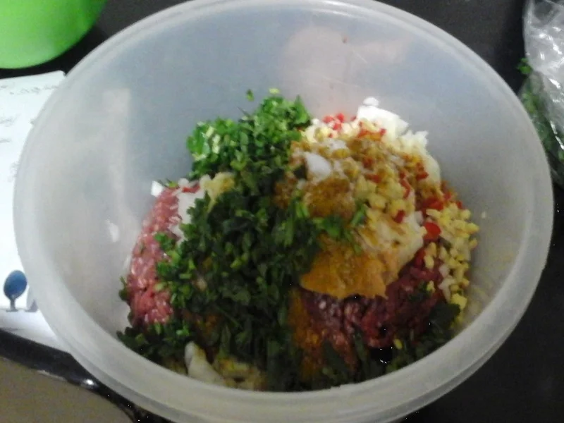 Mettbällchen in Curry-Sahne-Sauce, Buttermais und Koriander-Drillingen - Rezept - Bild Nr. 14884