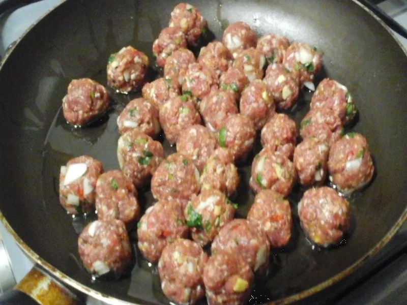 Mettbällchen in Curry-Sahne-Sauce, Buttermais und Koriander-Drillingen - Rezept - Bild Nr. 14886