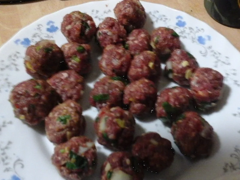 Mettbällchen in Curry-Sahne-Sauce, Buttermais und Koriander-Drillingen - Rezept - Bild Nr. 14887