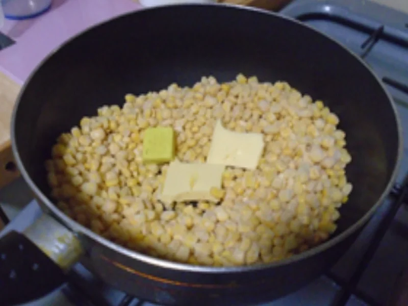 Mettbällchen in Curry-Sahne-Sauce, Buttermais und Koriander-Drillingen - Rezept - Bild Nr. 14891