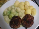 Buletten mit Rahm-Rosenkohl und Drillingen - Rezept - Bild Nr. 2