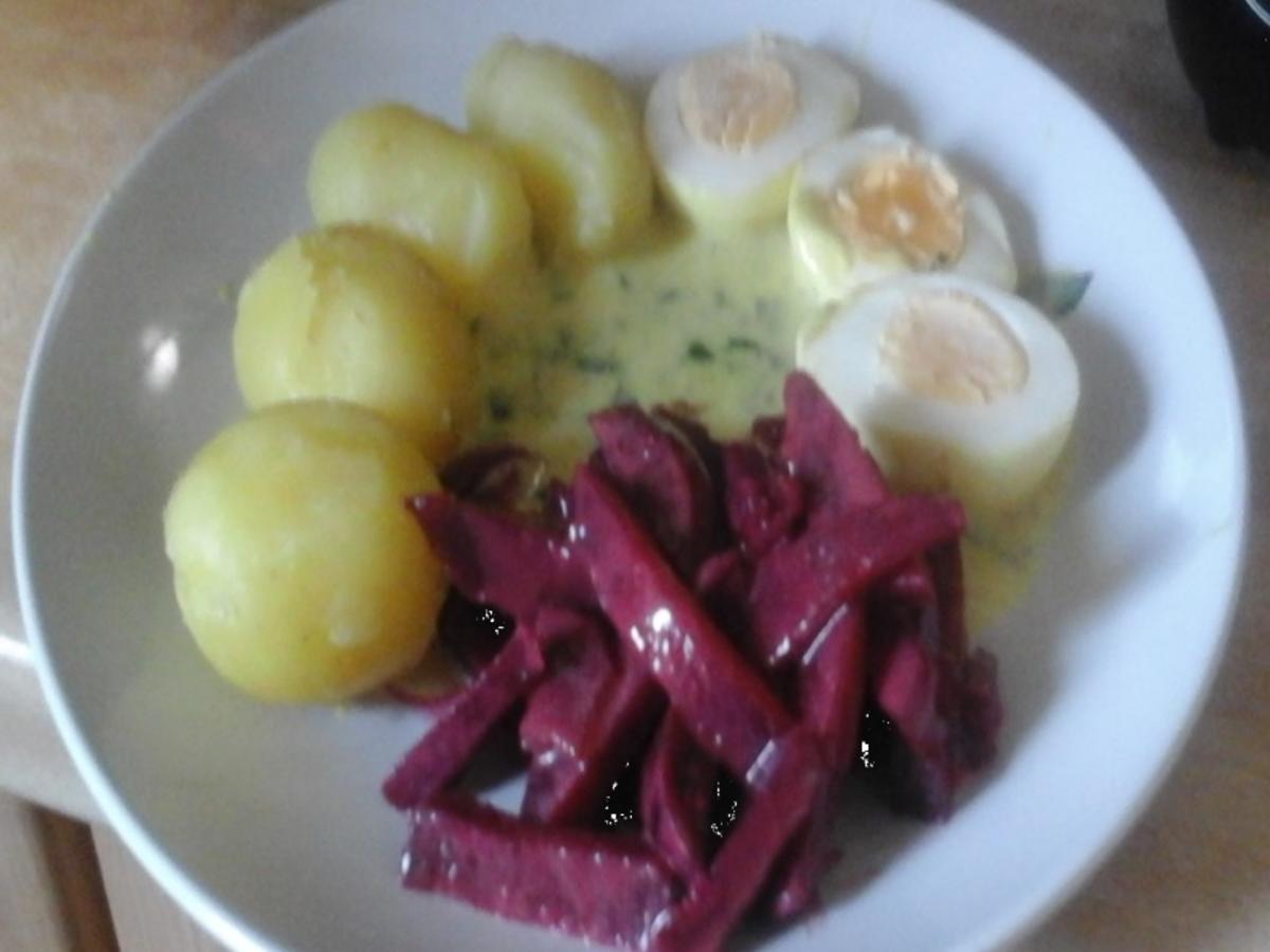 Gekochte Eier mit Petersilien-Rahm-Sauce, Rote-Bete-Salat und Drillingen - Rezept - Bild Nr. 2