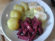 Gekochte Eier mit Petersilien-Rahm-Sauce, Rote-Bete-Salat und Drillingen - Rezept - Bild Nr. 2