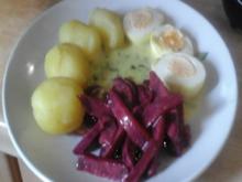 Gekochte Eier mit Petersilien-Rahm-Sauce, Rote-Bete-Salat und Drillingen - Rezept - Bild Nr. 2
