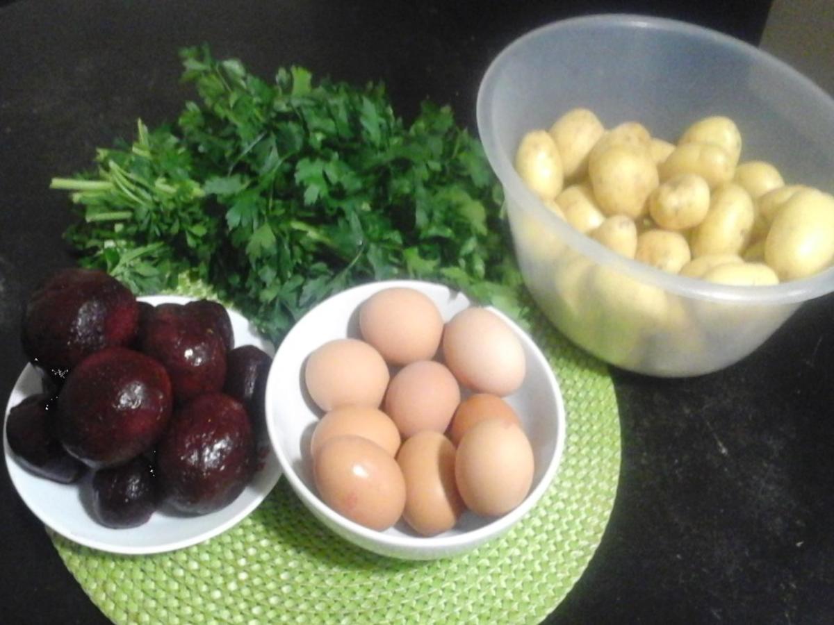 Gekochte Eier mit Petersilien-Rahm-Sauce, Rote-Bete-Salat und Drillingen - Rezept - Bild Nr. 3