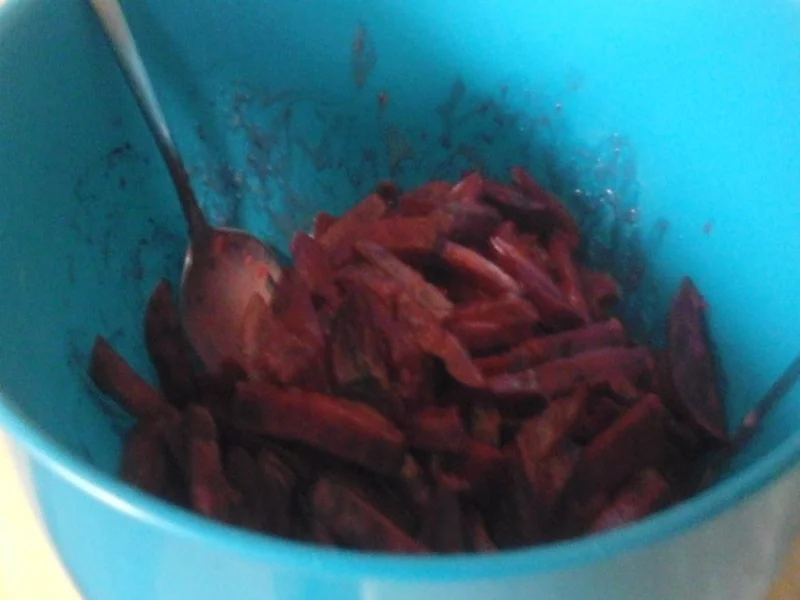 Gekochte Eier mit Petersilien-Rahm-Sauce, Rote-Bete-Salat und Drillingen - Rezept - Bild Nr. 10