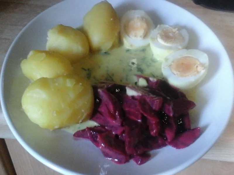 Gekochte Eier mit Petersilien-Rahm-Sauce, Rote-Bete-Salat und Drillingen - Rezept - Bild Nr. 12