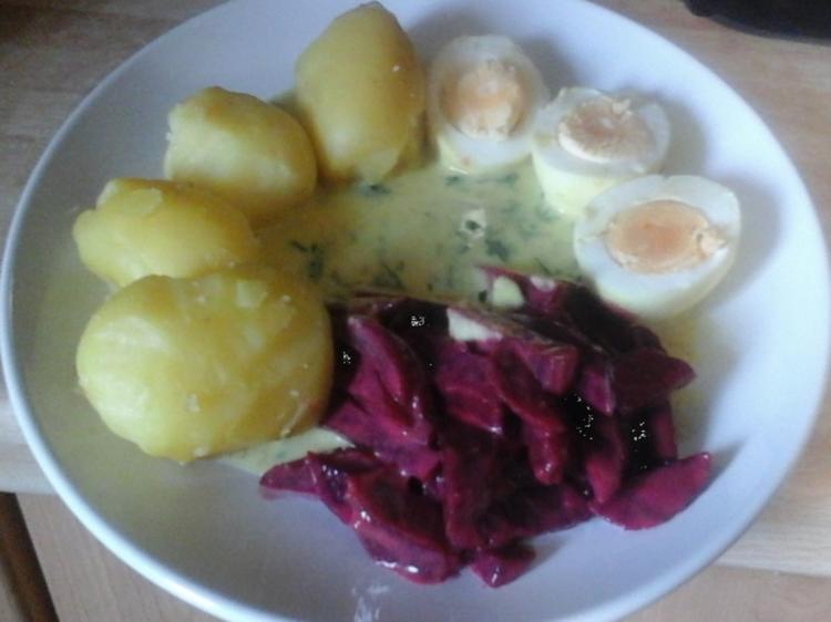 Gekochte Eier mit Petersilien Rahm Sauce, Rote Bete Salat und ...