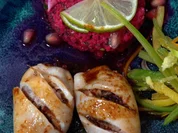 Mit Pulled Pork gefüllte Adria Calamari, dazu pinkes Kisir und Julienne Gemüse - Rezept - Bild Nr. 14892