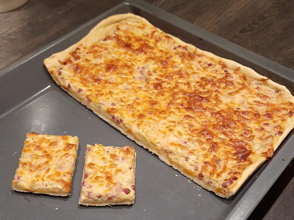 Zwiebelkuchen vom Blech - Rezept mit Bild - kochbar.de