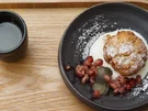 Gebackener Apfelknödel mit gelierter Birnensuppe und Granatapfel - Rezept - Bild Nr. 2