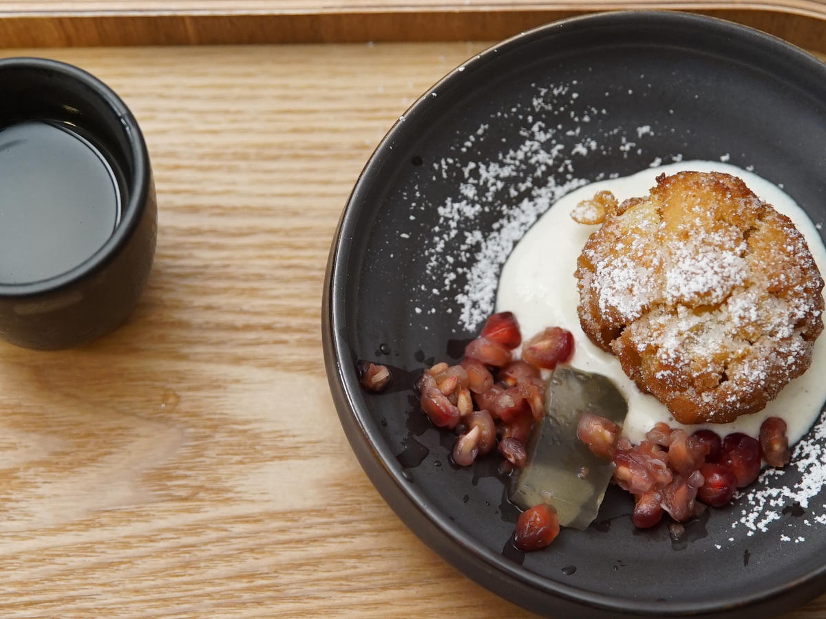 Gebackener Apfelknödel mit gelierter Birnensuppe und Granatapfel - von ...