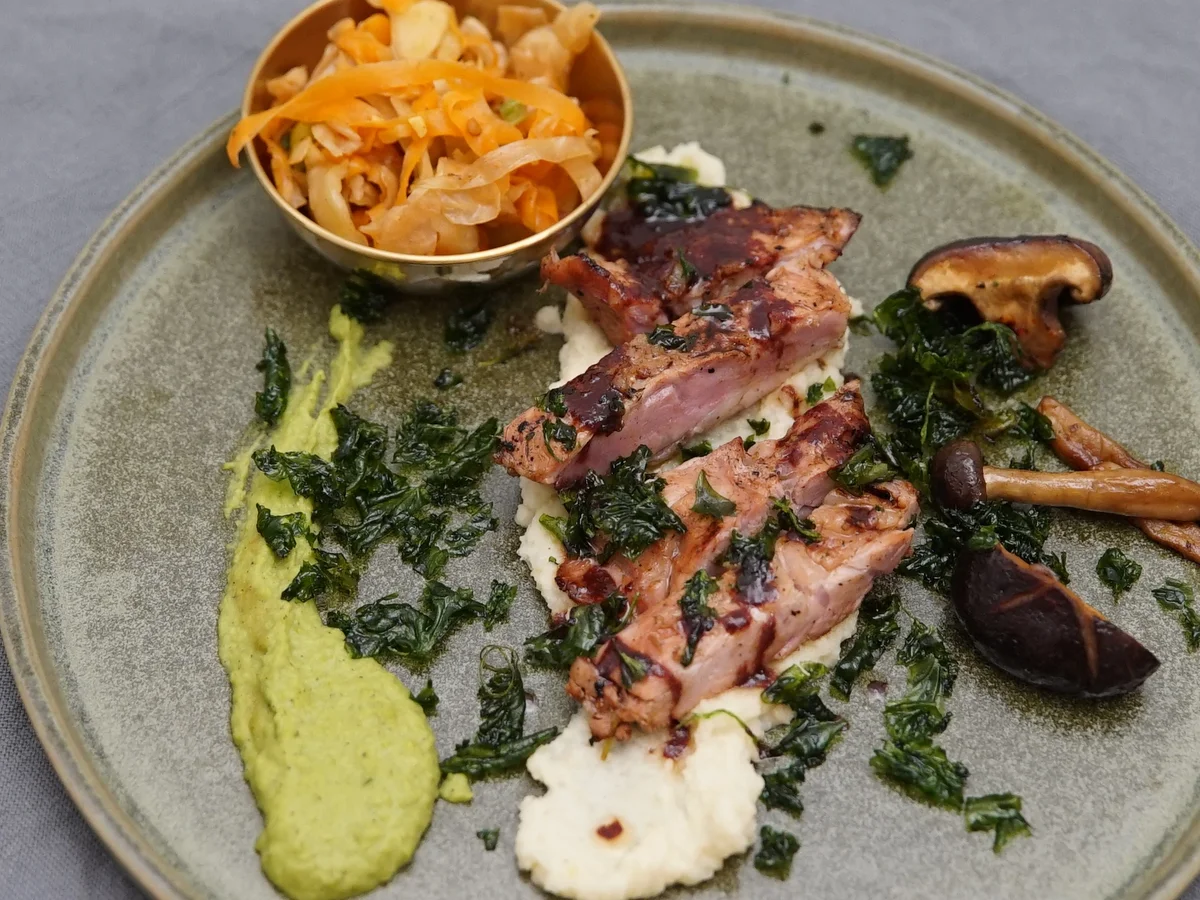 Fledermaus mit asiatischen Pilzen, Erbsenpüree, Apfel-Selleriepüree, Kimchi-Salat - Rezept - Bild Nr. 14907