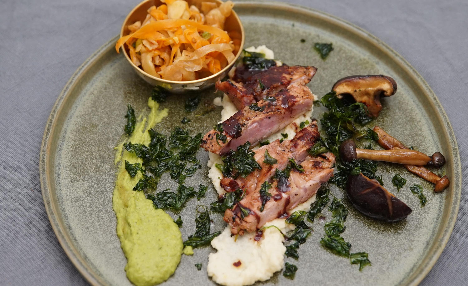 Fledermaus mit asiatischen Pilzen, Erbsenpüree, Apfel-Selleriepüree ...