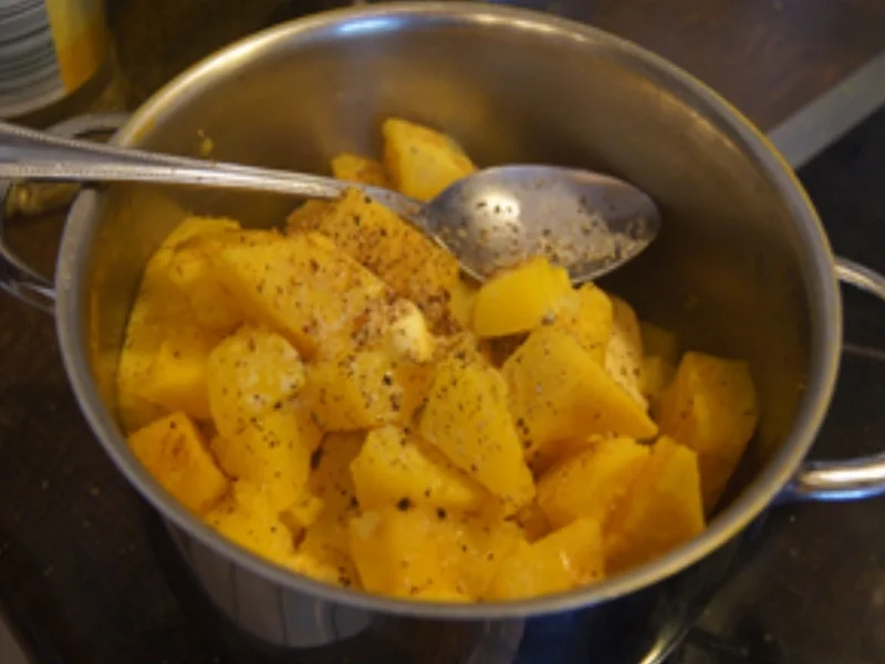 Knusper-Seelachsfilet mit Paprikagemüse und Sellerie-Kartoffel-Stampf - Rezept - Bild Nr. 14950