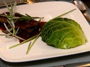 Plaggenhütten Räuberbäckchen in Portweinsoße an Erdäpfeln im Wirsingmäntelchen - Rezept - Bild Nr. 2