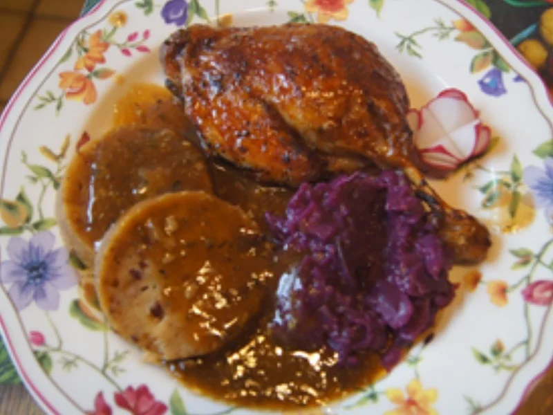 Entenkeule mit Sauce, Apfelrotkohl und Semmelknödel - Rezept - Bild Nr. 2