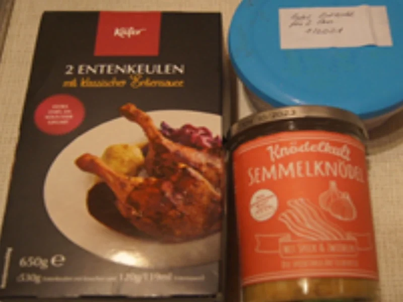 Entenkeule mit Sauce, Apfelrotkohl und Semmelknödel - Rezept - Bild Nr. 3
