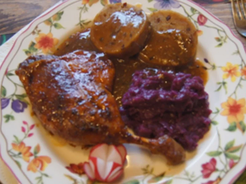 Entenkeule mit Sauce, Apfelrotkohl und Semmelknödel - Rezept - Bild Nr. 14