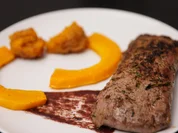 Marinierte Lammlachse mit Kürbisspalten und frittiertem Süßkartoffelstampf - Rezept - Bild Nr. 2