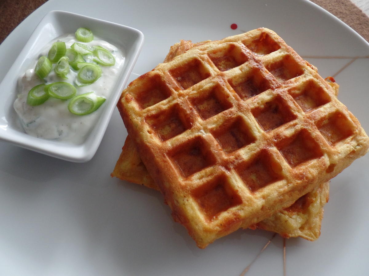 Gemüsewaffeln mit Frühlingszwiebel-Dip - Rezept - kochbar.de