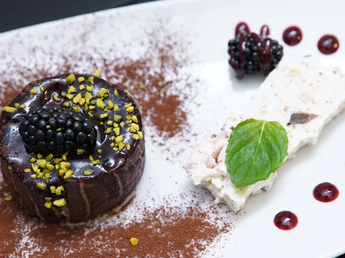 Rezept: Brombeer-Biskuit-Mousse-Törtchen, Grillage und Brombeersoße Bild Nr. 14957 Brombeer-Biskuit-Mousse-Törtchen, Grillage und Brombeersoße - Rezept - Bild Nr. 14957