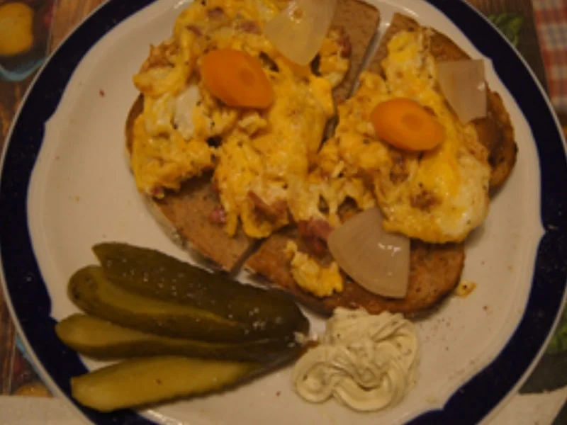 Getoastetes Bauernbrot mit Schinken-Rührei - Rezept - Bild Nr. 2