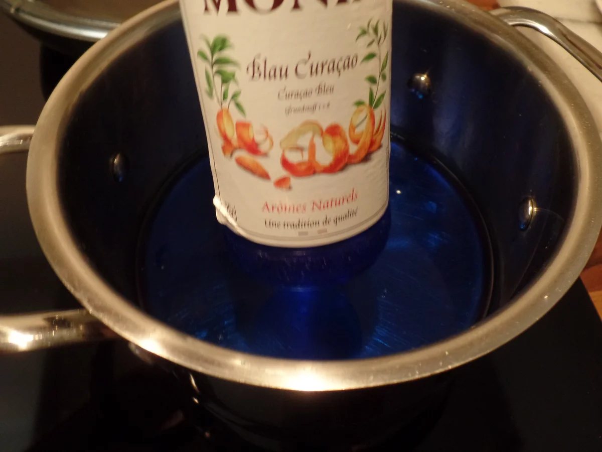 Weiße-Schokoladen-Orangen-Kuchen mit blauem Guss on Top - Rezept - Bild Nr. 14961