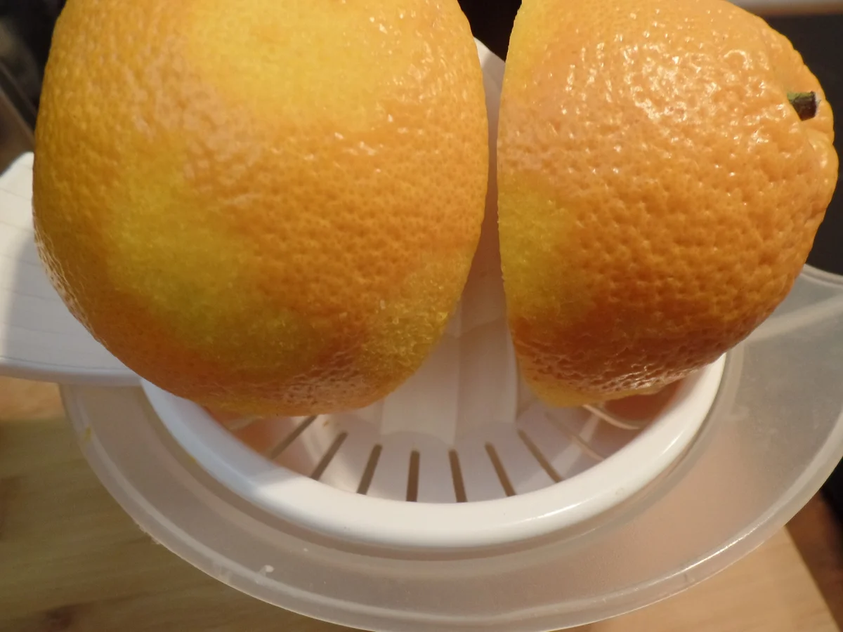 Weiße-Schokoladen-Orangen-Kuchen mit blauem Guss on Top - Rezept - Bild Nr. 14967