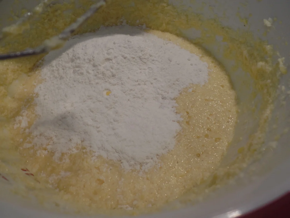 Weiße-Schokoladen-Orangen-Kuchen mit blauem Guss on Top - Rezept - Bild Nr. 14971